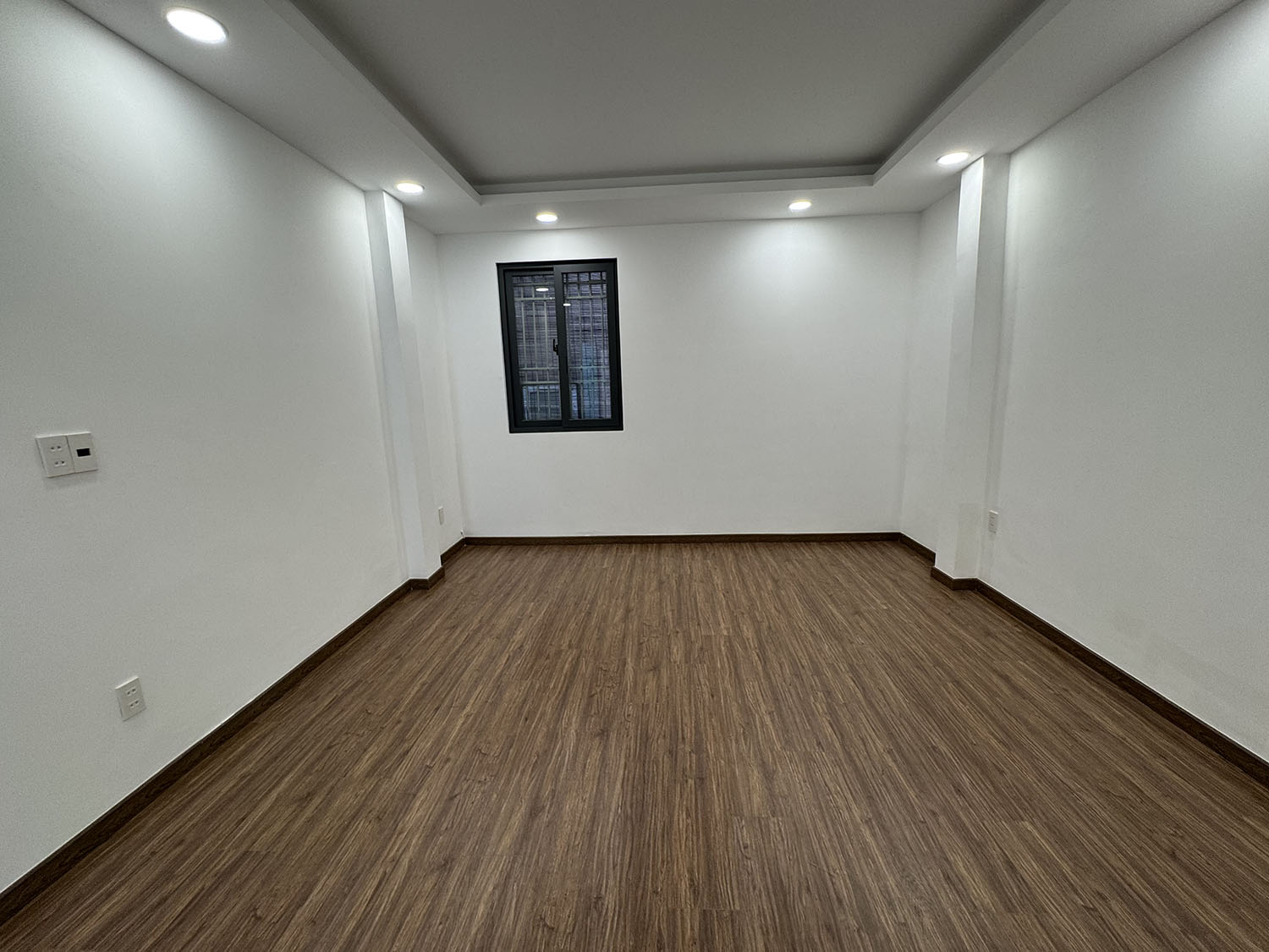 Nhà phố 3lầu (4,05m x 22,5m) có sân đổ ôtô, thiết bị ccấp khu kdoanh Nguyễn Thượng Hiền gần BOTANIC